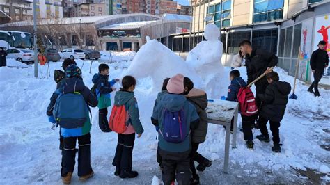 Hakkari'de öğretmen ve öğrenciler kardan heykel yaptı - Son Dakika Haberleri